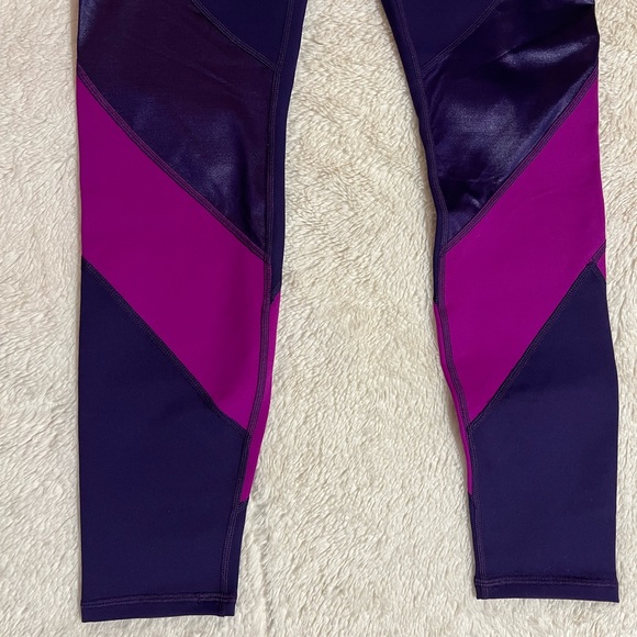 Fabletics Salar Statement Powerhold Legging Plum/Tulip Medium NWOT - Picture 8 of 12